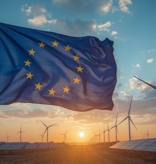 Европейский Союз планирует снизить выбросы CO2 на 90% к 2040 году. Возможно ли? Флаг Евросоюза и ветряные мельницы и солнечные панели. Изображение создано ИИ